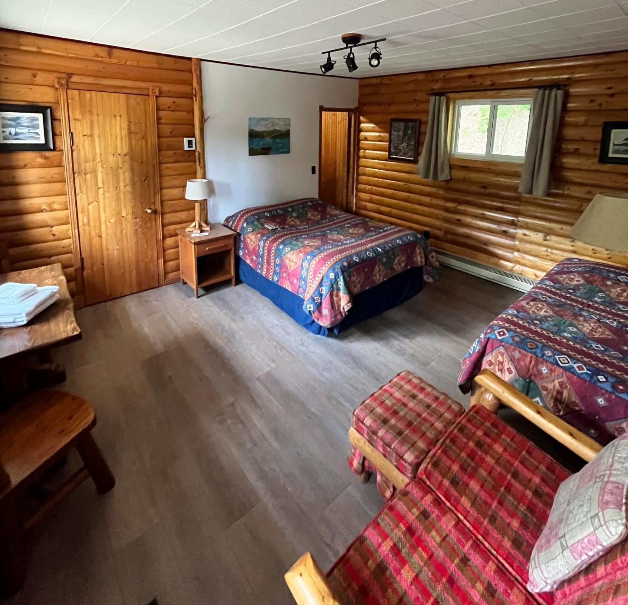 Kan-A-Mouche Pourvoirie Auberge Et Chalets Saint-Michel Exteriér fotografie