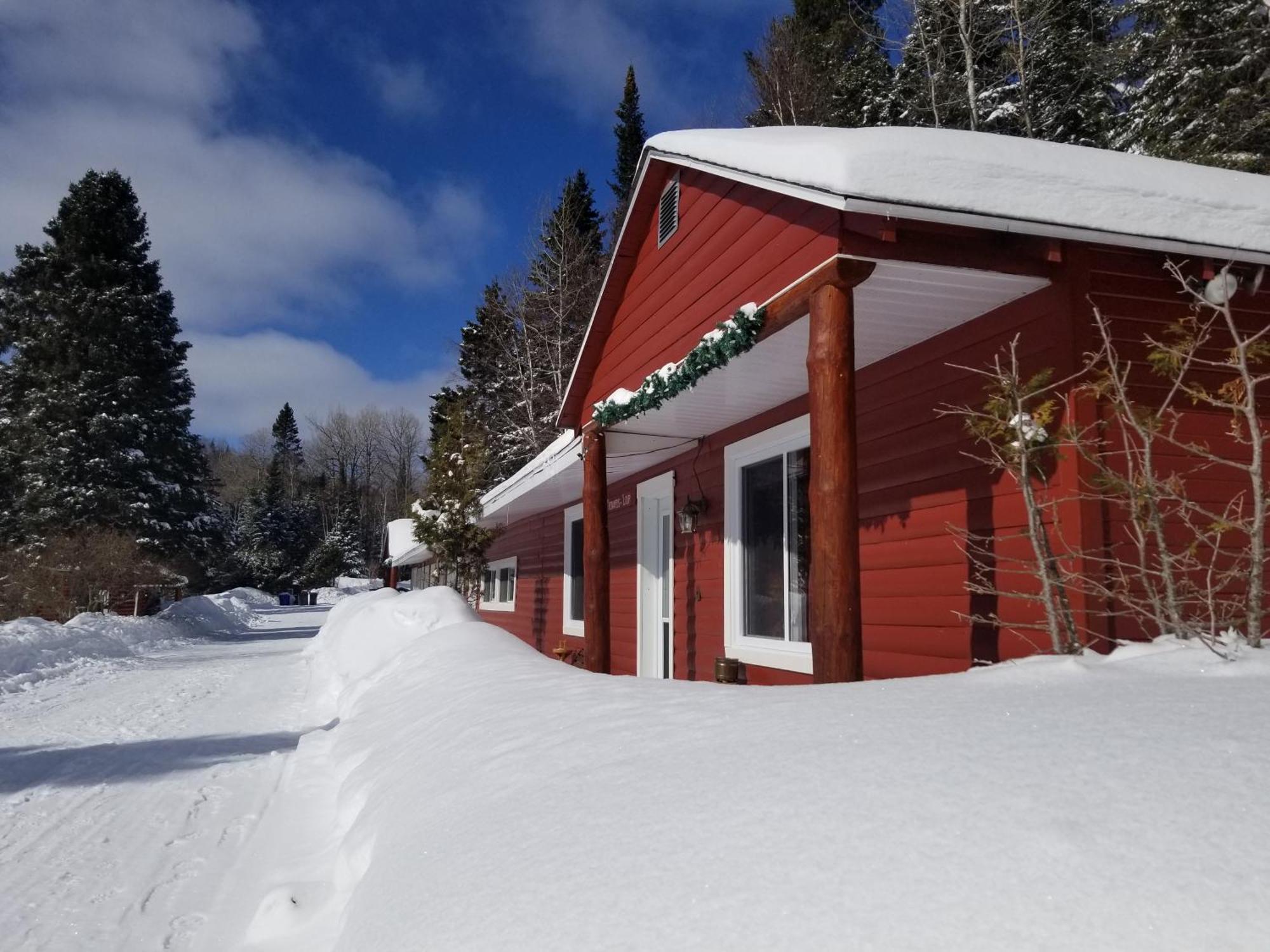Kan-A-Mouche Pourvoirie Auberge Et Chalets Saint-Michel Exteriér fotografie