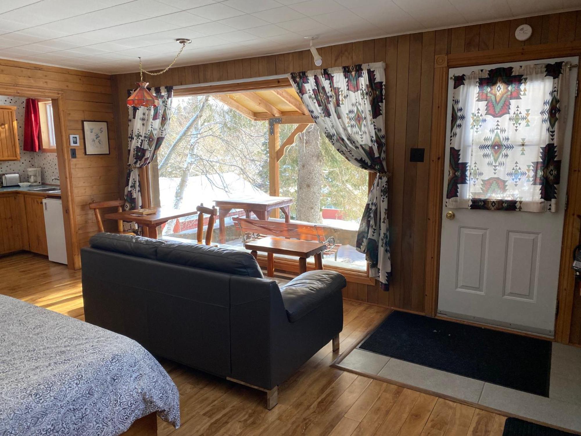 Kan-A-Mouche Pourvoirie Auberge Et Chalets Saint-Michel Pokoj fotografie
