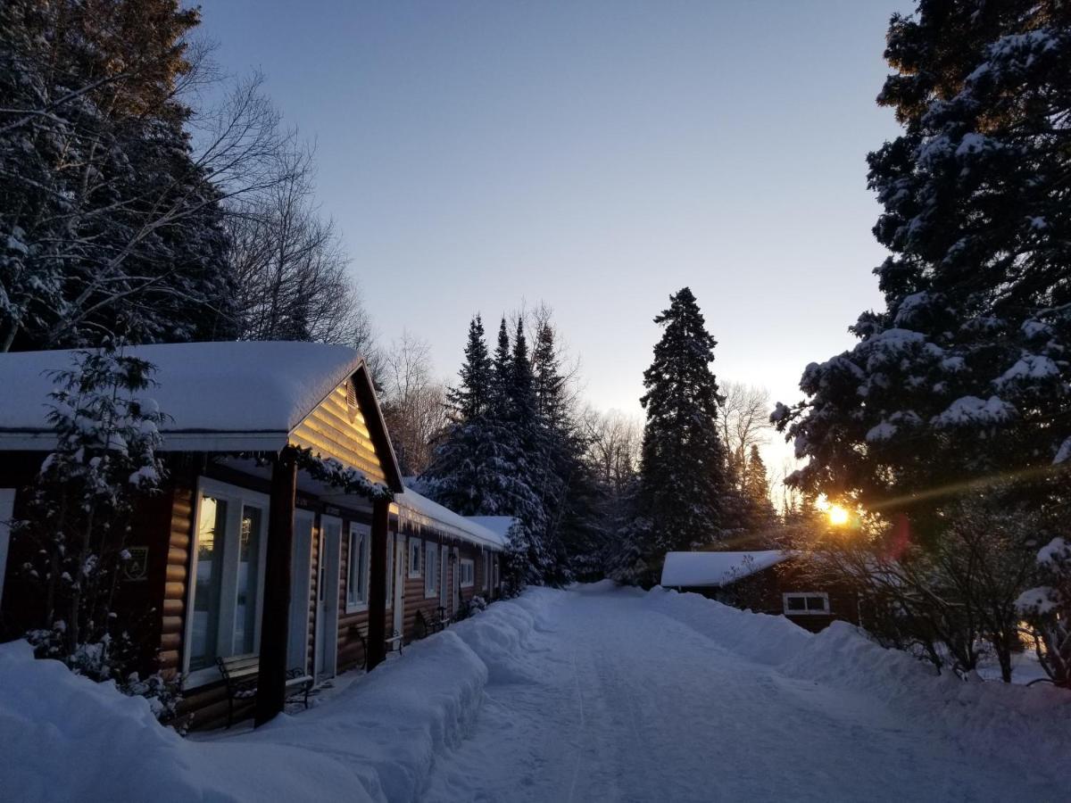 Kan-A-Mouche Pourvoirie Auberge Et Chalets Saint-Michel Exteriér fotografie